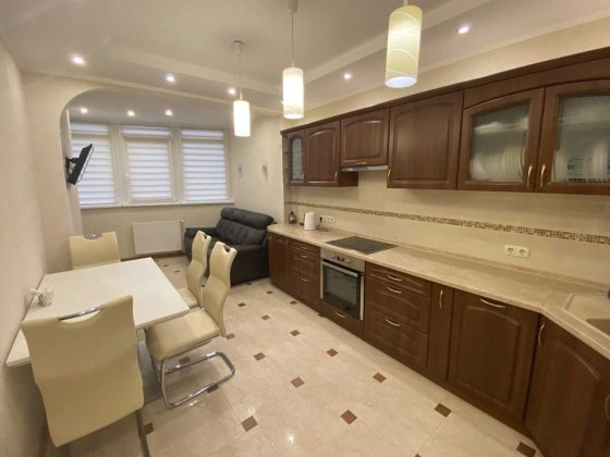 Продається простора 2-кімнатна квартира на Зодчих