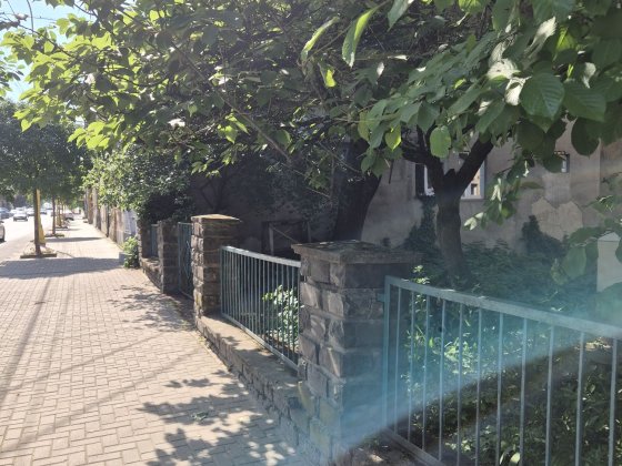 Терміново Продається квартира у Центральній частині міста поблизу площі Жупанатської з гаражом з фас
