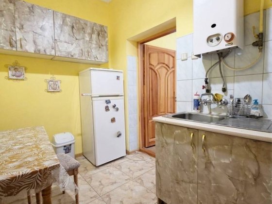 ЦЕНТР! Продаються ДВІ ПОВНОЦІННІ ОКРЕМІ КВАРТИРИ з окремими ходами (по документах 3х кімнатна). СВІЙ Чернівці