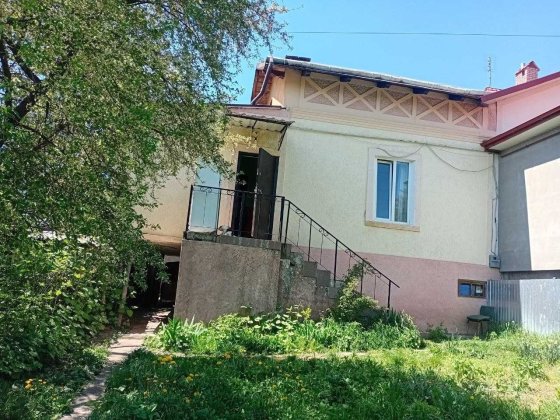 Продам 2-кімнатну квартиру в австрійському особняку Чернівці