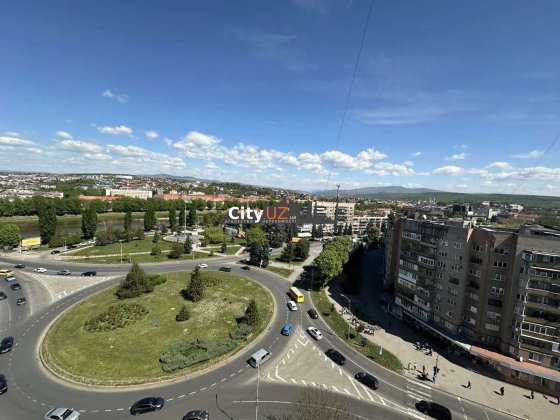 Продається 3-кімнатна квартира з панорамним видом на річку Уж