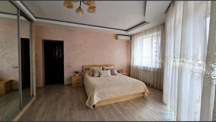 Простора 2-кімнатна квартира 90 м² біля парку Боздош | Газове опалення - фото 1