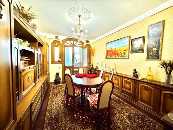 Продам 4-кімнатну квартиру, сталінка в центрі міста Черкассы
