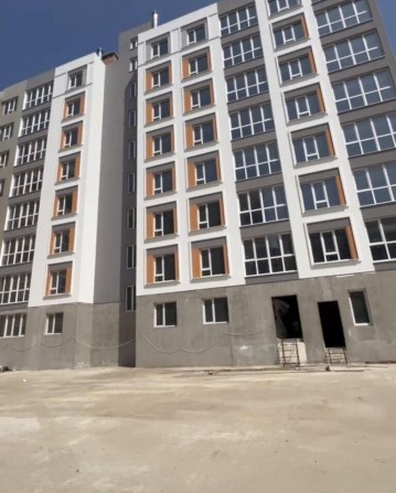Простора 2-кімнатна квартира у новобудові в Центрі - фото 1