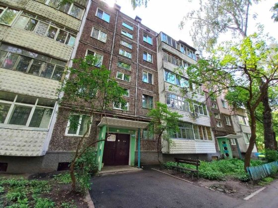 Продам 2 кімнатну  ( р-н Лук»яненко )  частково мебльована Чернигов