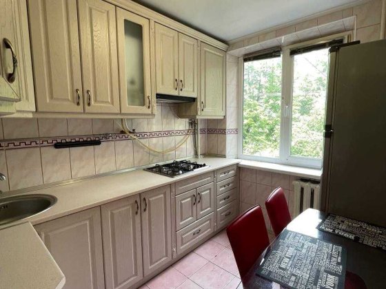 Продаж 2к квартира на Космонавтів