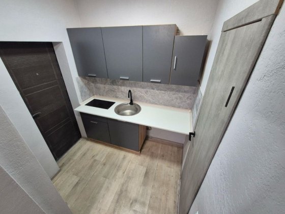 Продам 1 кімнатну квартиру.вул Андріївська