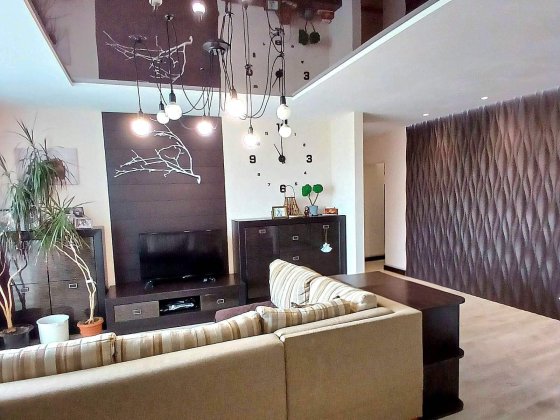 Продається 4-кімнатна квартира в центрі  з ремонтом,  АО, 6 поверх