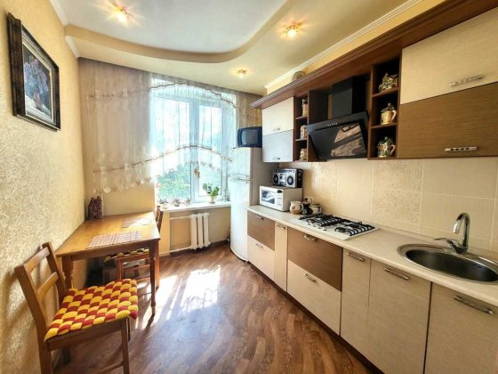 Продаж 2-х к.кв. ЦЕНТР міста вул. 12 Квітня буд.№5 (4 поверх). Запорожье