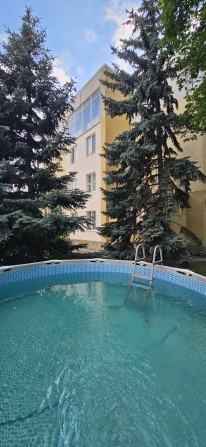 Продам 3кв. клубный дом с бассейном ж/к Усадьба, автономное газовое отопление,подвал, парковка, закр - фото 1