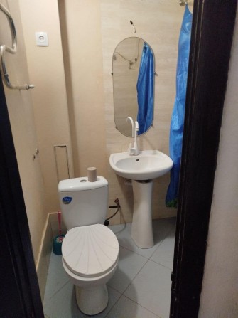 Продам 2 к. квартиру в центрі. Пл.Пушкіна. Перший цокольний поверх. Можна під бізнес - фото 1