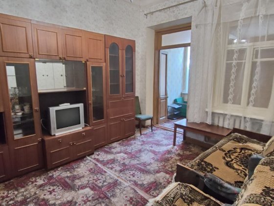 Продаж 3-К, 1-й , закритий двір, автономне газ.опал. Є 2 гаражі