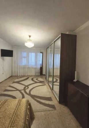 Продам просторную 2-комнатную квартиру проспект Героев Победа 6 чешка - фото 1