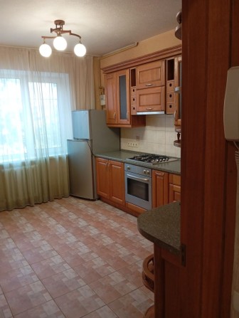 Продам 4 комнатную квартиру ж м Победа 6 большой площади ремонт - фото 1