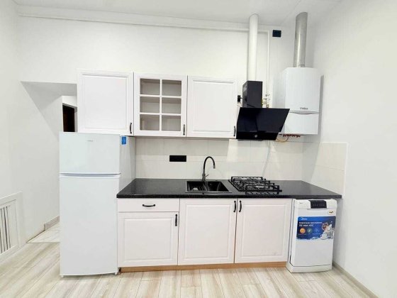 Продаж 2 кім квартири по вул. Героїв УПА (43 м.кв., 1-й поверх). Львів