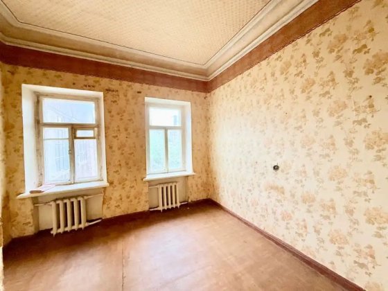 Продаж  4 кімнатну квартиру на пр. Поля ( низ)
