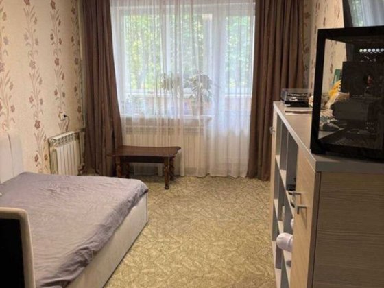 3 - комн. 65 м. кв. 4/9 эт. ж/м Тополь - 2 Автономное питание. Днепр