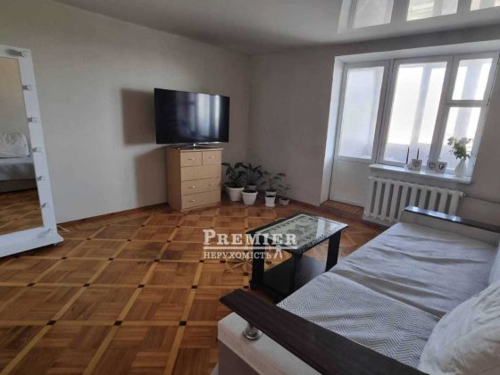 Продам 4-х кімнатну квартиру з косметичним ремонтом на Добровольского Одесса