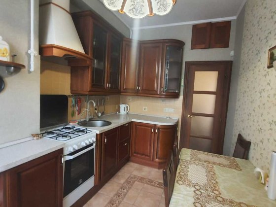 Продам 2-х комн. квартиру с гаражем в центре .Софиевская .Сталинка. Одеса