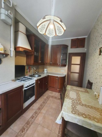 Продам 2-х комн. квартиру с гаражем в центре .Софиевская .Сталинка. - фото 1
