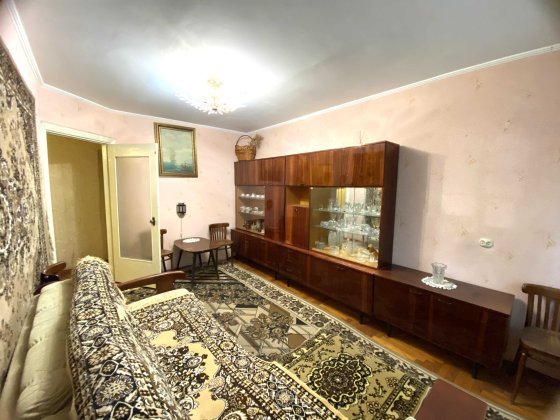 Продам меблированную, теплую 2х комн кв 46м ул.Корищенко (Кузнецова). Тихий район, 2 этаж. Заходи и  Запоріжжя