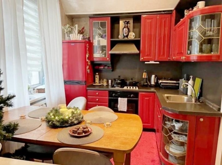 Редкий вариант! 3 к.сталинка, 75м2 возле метро! - фото 1