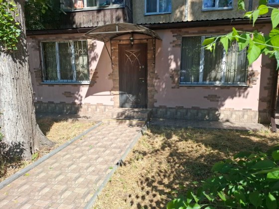 Продам фасадное помещение 68 метров, под салон любой вид деятельности, собственник. Одеса