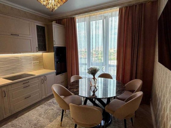 Продам свою квартиру в ЖК Омега. 2х кімнатна з великою кухнею та дорогим ремонтом. В квартирі практи Одеса