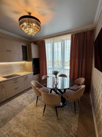 Продам свою квартиру в ЖК Омега. 2х кімнатна з великою кухнею та дорогим ремонтом. В квартирі практи - фото 1