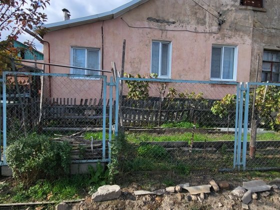 Продаю 3 кімнатну частину будинку з власним двором