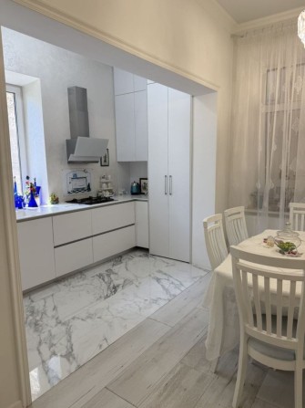 Продам 3-кімнатну квартиру в центрі Одеси біля Старобазарного скверу - фото 1