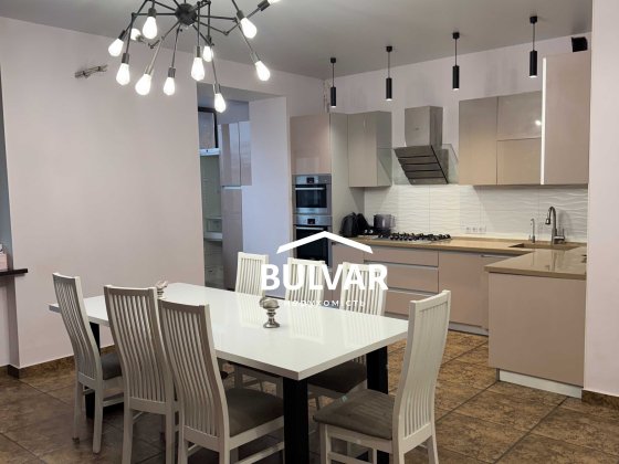 Автономка! СТАЛИНКА с лифтом - 208 м², Площадь Свободы / м. Университет, Алчевских 20/22 Харьков
