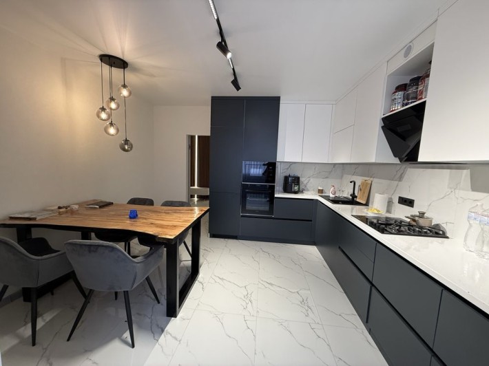 Продажа  стильной 3 ки в новом доме в центре - фото 1