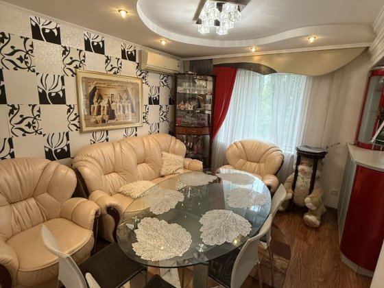 Продаю 3 х комнатную квартиру  с гаражом на Площади Победы. Ингульский