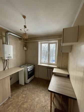 Продам 3 ком квартиру на пос. Жуковского по ул. Проскуры, 9а - фото 1