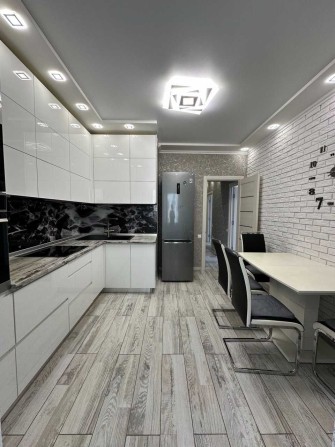 Продам гарну 2-кімнатну квартиру з Євроремонтом на вул. Сахарова - фото 1