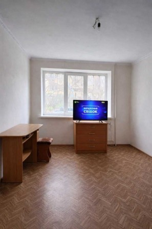 СРОЧНО! Продам 1-комн. квартиру с большой кухней и капремонтом на Черемушках, возле парка и рынка. М - фото 1