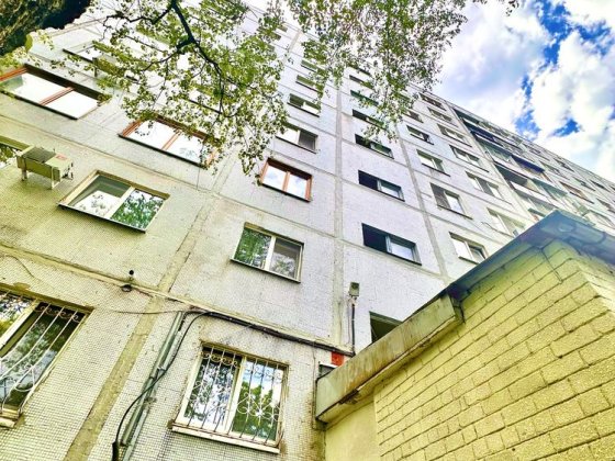 Продам 4 ком . Полька пр. Гагарина  44 ,  за Таврией 7/9 Харків