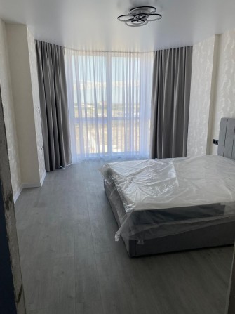 Просторная 1-к квартира 50 м² на 11 этаже из 13 — готова к проживанию! Новый красивый современный 5- - фото 1