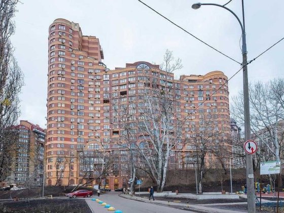 2 -кімнатна - 83 м , Коновальця 36В,  є інвертор, паркінг на 2 авто, індив. кімната в паркінгу