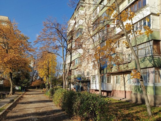 Сдается однокомнатная Леся Курбаса 10-г метро Житомирская 

Аренда 1к
