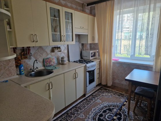 3-кімнатна, 2й поверх, Драгоманова 25. Довгострокова оренда Киев