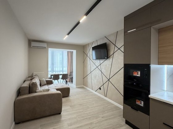 Оренда просторої 1,5 кімнатної, West Towers