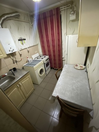 Сдаю 1ккв 1/5 Соляные 31/18/5,5,гостинка, газ.колонк.Цена 4500грн+коммунальные платежи - фото 1