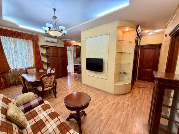 Сдам 2 комнатную квартиру по ул Святослава Хороброго 33 Сталинка - фото 1