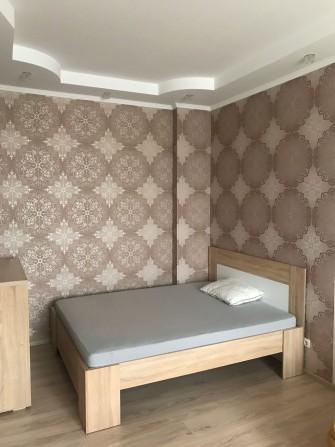 Сдам классную однокомнатную в ЖК 12 Жемчужина , Малиновского 18б - фото 1