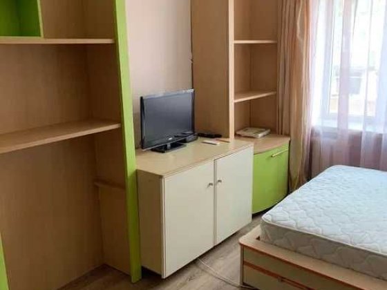 Затишна кімната в сімейному гуртожитку блочного типу — оренда.