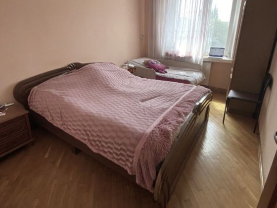 Кімната для дівчини в квартирі з проживанням власниці