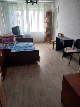 Сдам комнату 18 кв.м, еще 2 соседа С. Палия =Бочарова, ремонт свежая косметика - фото 1