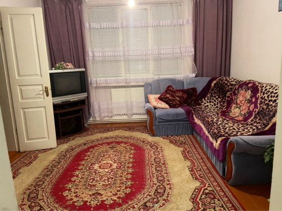 Квартира 3 кімнати , пів особняк , перший поверх район автостанція Коломыя